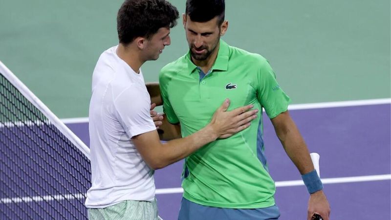 El serbio Novak Djokovic y el italiano Luca Nardi se saludan después del partido del torneo de tenis de Indian Wells.
