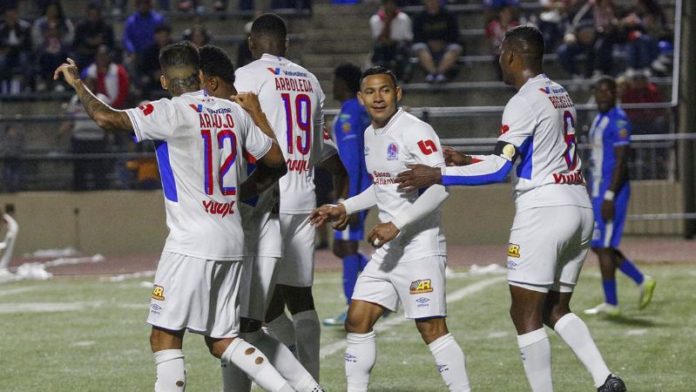 Los jugadores de Olimpia llevaron su celebración a New Orleans, donde le ganaron 2-1 al Victoria.