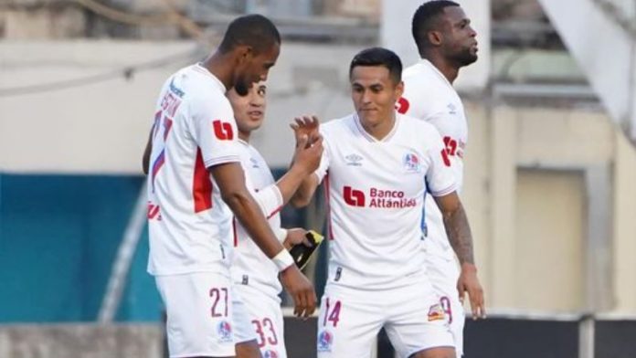 Jerry Bengtson, Michaell Chirinos, Andy Najar y Yustin Arboleda celebran el primer gol del albo en contra Génesis Comayagua.