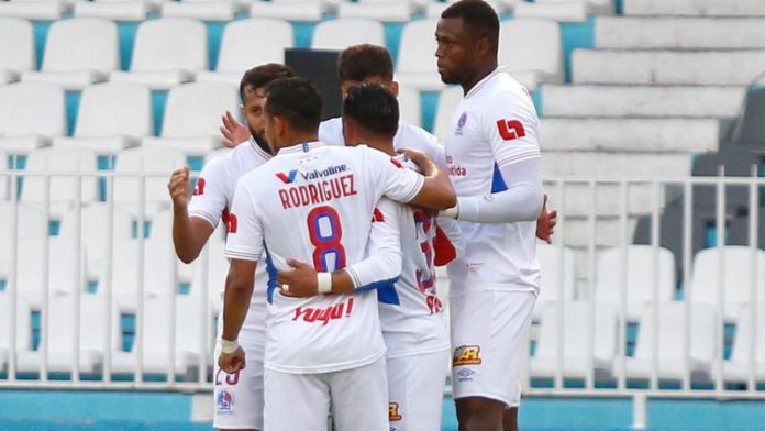 Sin poner el pie en el acelerador, Olimpia humilló 5-1 al Vida en el estadio Nacional "Chelato Uclés".