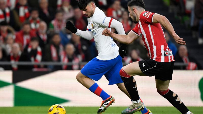 El centrocampista español del Barcelona, Pedri, es presionado por el defensor español del Athletic de Bilbao, Aitor Paredes.