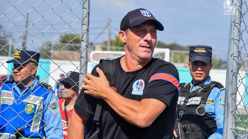 El técnico de Olimpia, Pedro Troglio, mira un duelo parejo el sábado entre Honduras y Costa Rica.