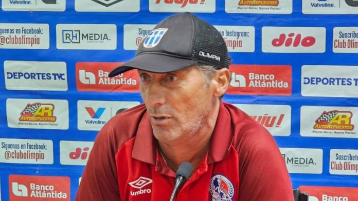 El técnico de Olimpia, Pedro Troglio, asegura que su equipo juega al fútbol y no a la pelota.