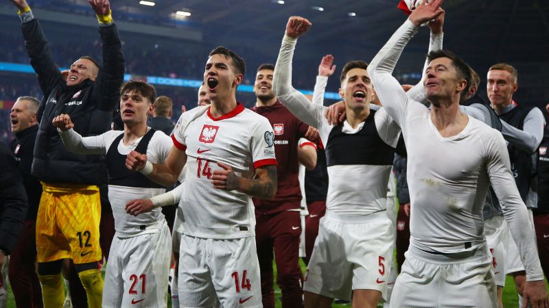 Los jugadores de Polonia celebran su victoria en la tanda de penaltis sobre Gales que les dio la clasificación a la Eurocopa.