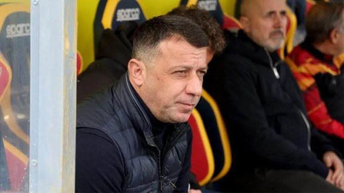 El entrenador del Lecce, Roberto D'Aversa, fue separado luego de darle un cabezazo al delantero francés del Verona Thomas Henry.