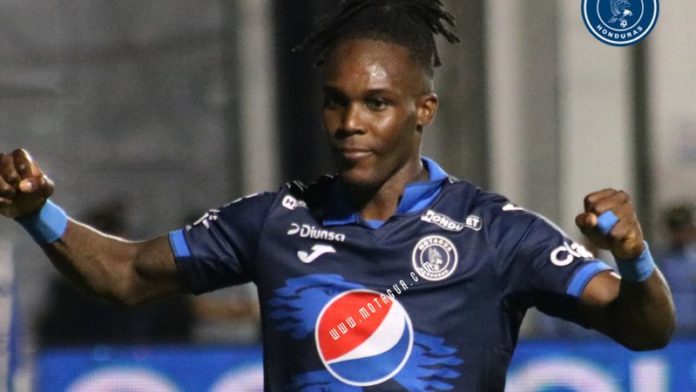 Con su gol desde el punto penal, Rubilio Castillo le dio el triunfo a Motagua sobre el Vida.