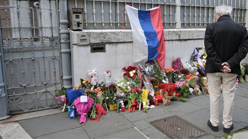Un hombre presenta sus respetos en un monumento improvisado a las víctimas frente a la embajada rusa en Roma el 23 de marzo de 2024.