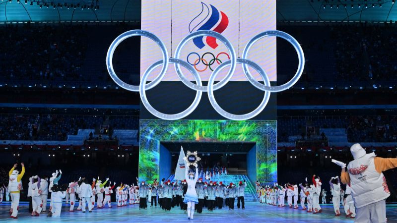 En la foto de archivo, la delegación de Rusia participa en el desfile de atletas, debajo de los anillos olímpicos, durante la ceremonia de apertura de los Juegos Olímpicos de Invierno Beijing 2022.