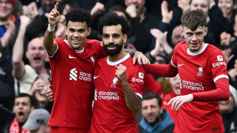 El delantero egipcio del Liverpool, Mohamed Salah, celebra después de marcar el segundo gol de su equipo frente al Brighton.