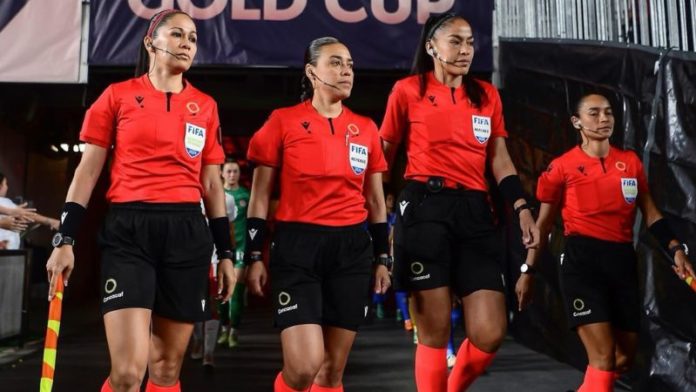 Las árbitras hondureñas, Shirley Perelló, Melissa Pastrana y Lourdes Noriega, dirigieron la gran final de la primera edición de la Copa Oro Femenino que ganó Estados Unidos.