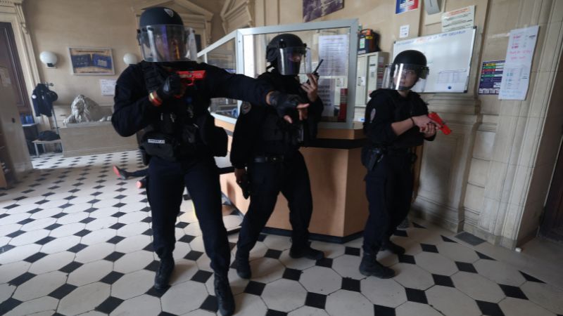 Las fuerzas policiales francesas participan en un ejercicio que simula un asesinato en masa, en una academia de policía en el suburbio parisino de Draveil el 21 de marzo de 2024.