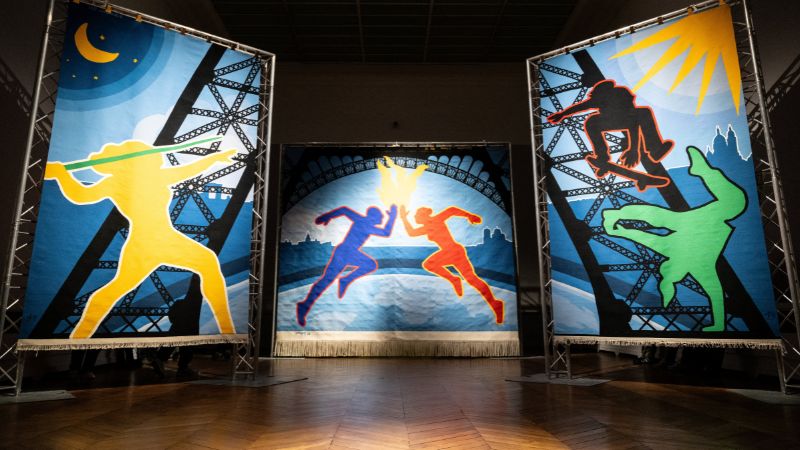 Esta foto muestra un tapiz tríptico olímpico creado para los Juegos Olímpicos de París 2024.