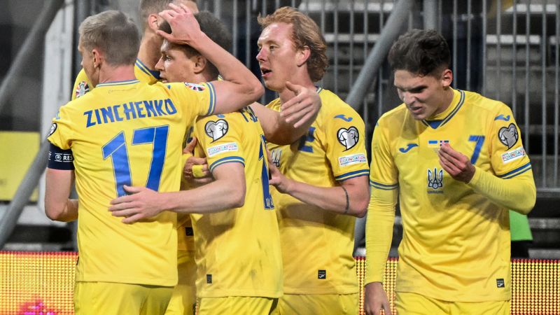 Los jugadores de Ucrania celebran el segundo gol que les dio el boleto a la Eurocopa.