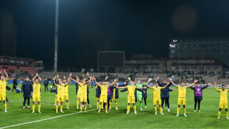 Los jugadores de la selección de Ucrania saludan y agradecen a sus seguidores.