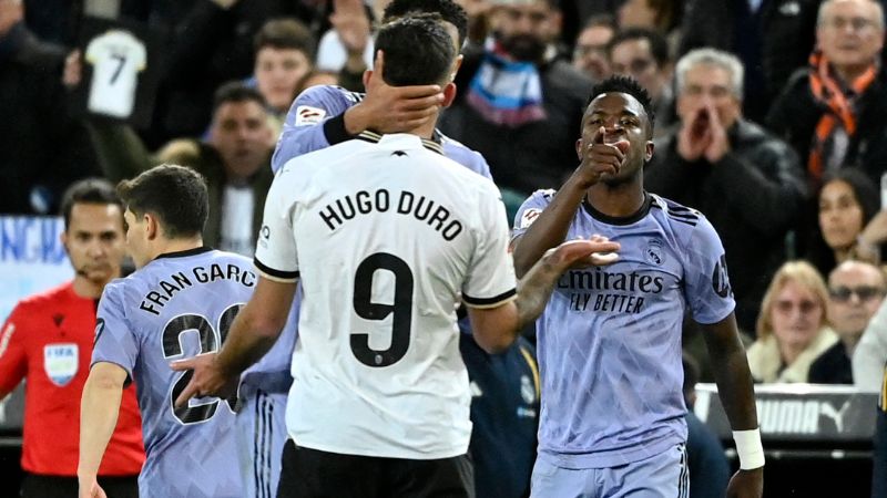 El delantero brasileño del Real Madrid, Vinicius Junior, discute con el delantero español del Valencia, Hugo Duro.