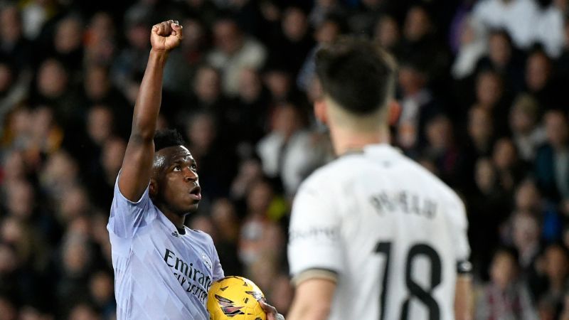 El delantero brasileño del Real Madrid, Vinicius Junior, celebra al marcar el primer gol de su equipo ante Valencia.