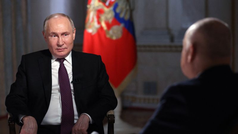 En esta fotografía de grupo distribuida por la agencia estatal rusa Sputnik, aparece el presidente ruso Vladimir Putin.