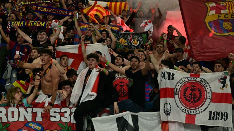 Los seguidores del Barcelona animan a su equipo desde las gradas durante el partido contra el PSG.
