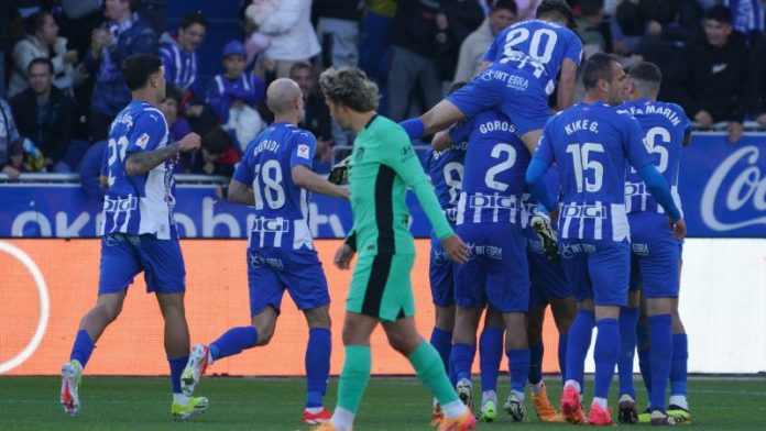 Los jugadores del Alavés celebran el gol inicial marcado por el centrocampista uruguayo Carlos Benavídez sobre el Atlético de Madrid.