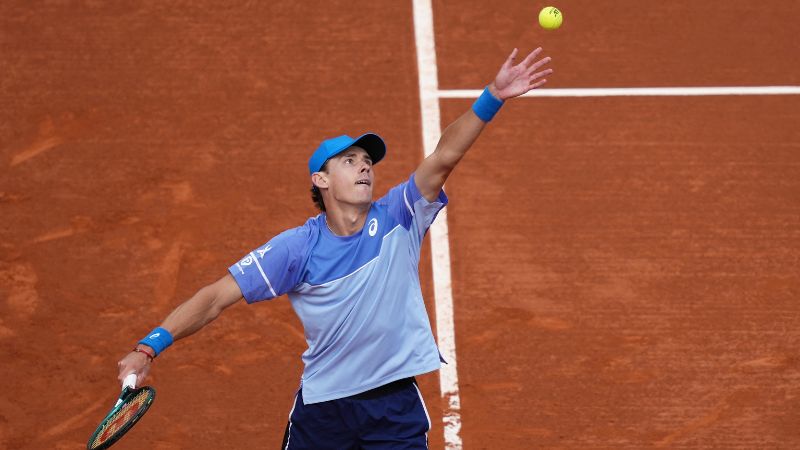 El tenista australiano Alex de Miñaur sigue en carrera en el Torneo de Barcelona al derrotar a Rafael Nadal.
