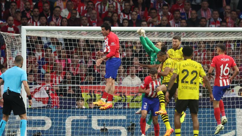 El portero esloveno del Atlético de Madrid, Jan Oblak, desvía el balón durante el partido contra el Borussia Dortmund.