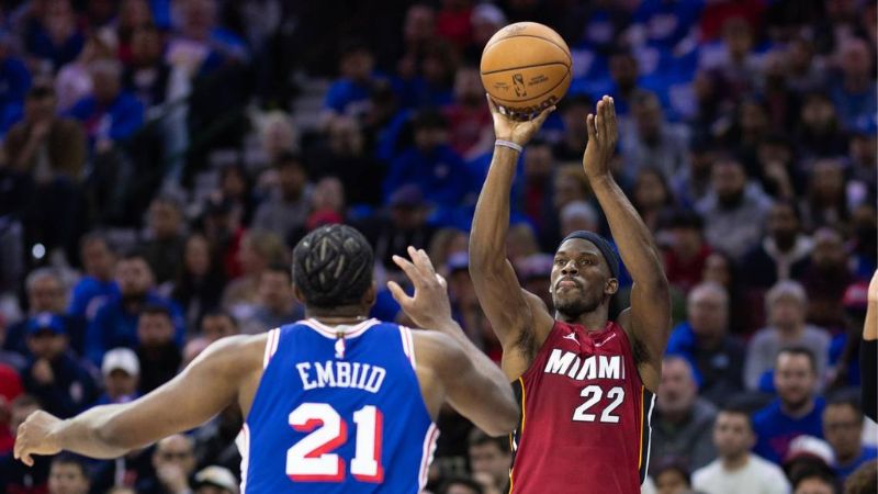 El jugador del Heat de Miami Jimmy Butler tira al aro ante la marca de Joel Embiid, de los 76ers.