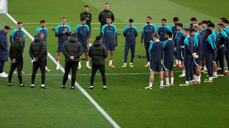 El entrenador español del Barcelona, ​​Xavi Hernández, habla con sus jugadores durante una sesión de entrenamiento en el estadio Parc des Princes de París.