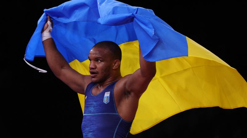 En la foto de archivo, el ucraniano Zhan Beleniuk se alegra después de derrotar al húngaro Viktor Lorincz en la final de lucha grecorromana masculina de 87 kg durante los Juegos Olímpicos de Tokio 2020.