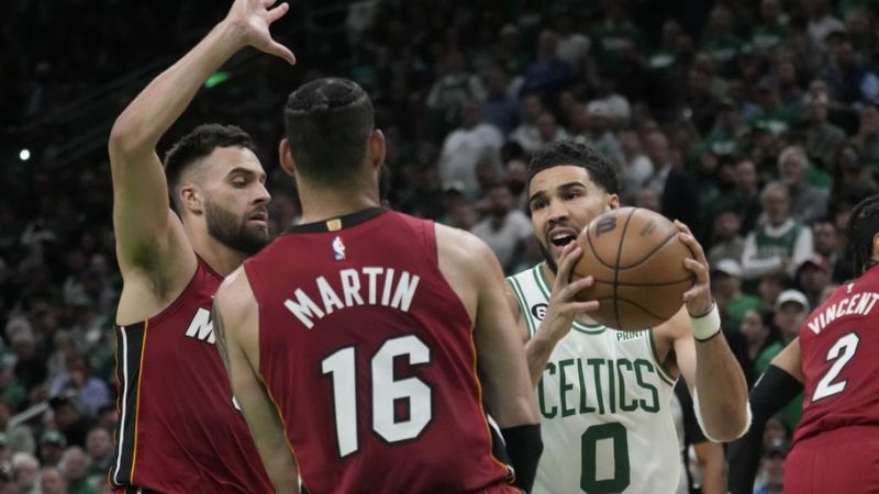 Boston Celtics comenzó este domingo su camino en los playoffs con una contundente victoria 114-94 frente a los Miami Heat.
