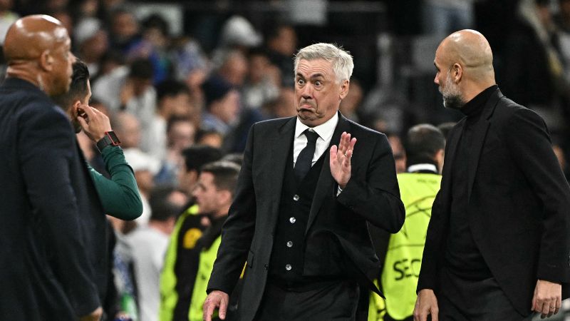 El entrenador italiano del Real Madrid, Carlo Ancelotti, hace gestos junto al entrenador del Manchester City, Pep Guardiola.