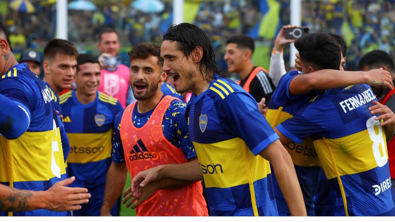 El delantero uruguayo de Boca Juniors, Edinson Cavani , celebra con sus compañeros tras ganar el súper clásico a River Plate.