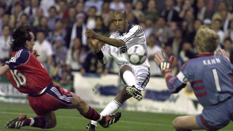 En la foto de archivo, el francés Nicolas Anelka del Real Madrid dispara para marcar mientras Jens Jeremies y el portero Olivier Kahn intentan interceptarlo durante su partido de semifinal de la Liga de Campeones en Madrid el 3 de mayo de 2000.