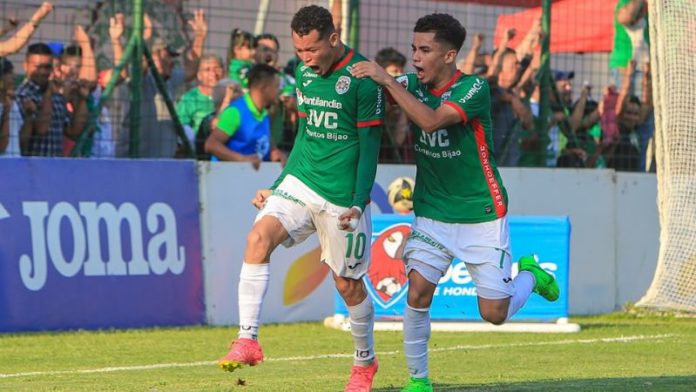 El mediocampista Damín Ramírez celebra con Issac Castillo el segundo gol de Marathón sobre Olimpia.