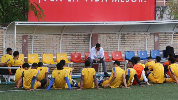 El dirigente de Lobos UPNFM, Darío Cruz, visitó este miércoles a los jugadores previo al entrenamiento.