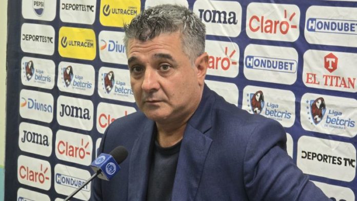 El técnico de Motagua, Diego Vázquez, asegura que no escucha a los aficionados que piden su salida.