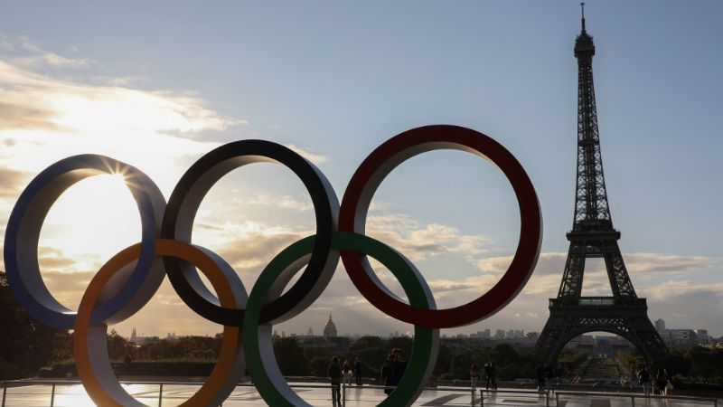 Los anillos olímpicos instalados en la Esplanade du Trocadero, cerca de la Torre Eiffel, tras la nominación de París como sede de los Juegos Olímpicos de 2024.