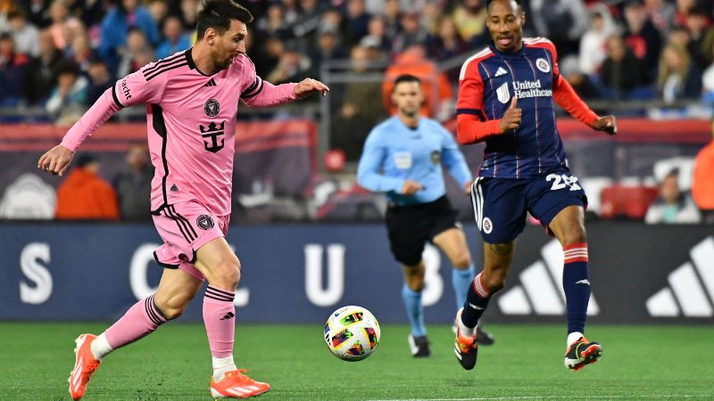 El delantero argentino de Inter Miami, Lionel Messi, lucha por el balón con el mediocampista canadiense Mark-Anthony Kaye de New England Revolution.