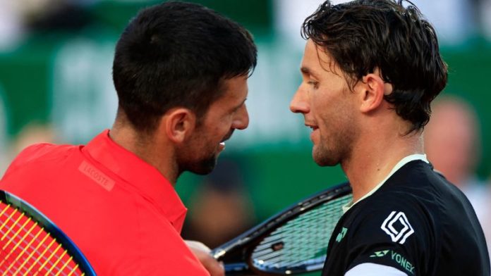 El serbio Novak Djokovic le da la mano al noruego Casper Ruud al final de su partido de semifinal del Masters 1000 de Montecarlo.