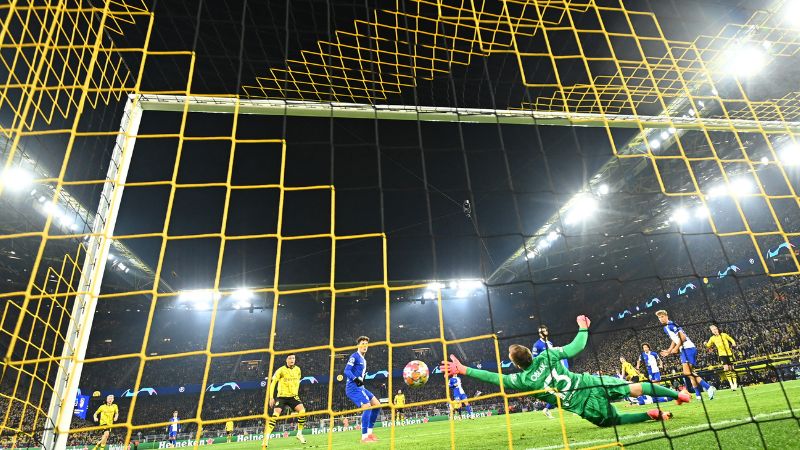El centrocampista austriaco de Dortmund Marcel Sabitzer anota el cuarto gol de su equipo que derrotó 4-2 al Atlético de Madrid.