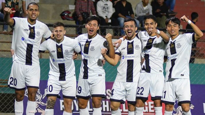 El delantero hondureño, Eddie Hernández, celebra junto a sus compañeros el ascenso a la Superliga de la India.