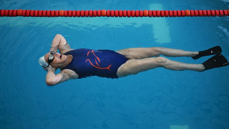 Con 89 años, Eliana Busch, brinda clases de natación.