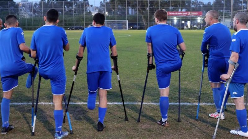 Los jugadores del equipo de fútbol para amputados de Israel entrenan el 28 de marzo de 2024 en Ramat Gan, cerca de Tel Aviv.