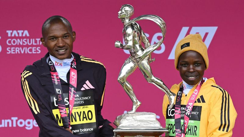 Los ganadores de las carreras masculinas y femeninas, Alexander Mutiso Munyao y Peres Jepchirchir de Kenia, posan con el trofeo en las presentaciones del Maratón de Londres 2024.