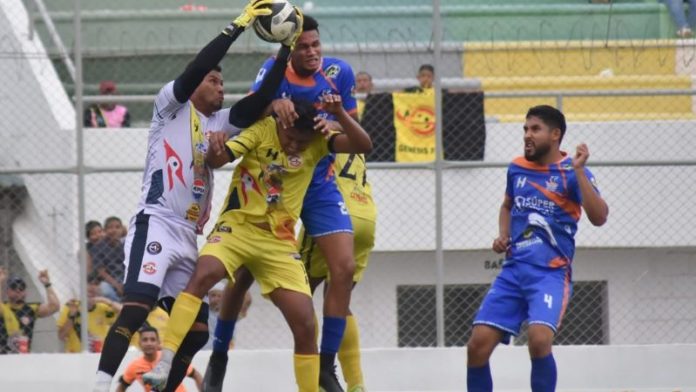 El portero de Génesis Comayagua, Gerson Argueta, se queda con el balón presionado por el "universitario", Jack Baptiste.