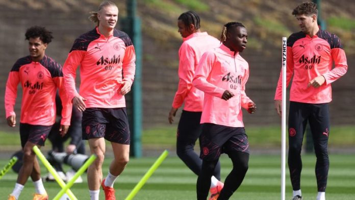 El delantero noruego del Manchester City, Erling Haaland, participa en una sesión de entrenamiento en vísperas del partido contra el Real Madrid.