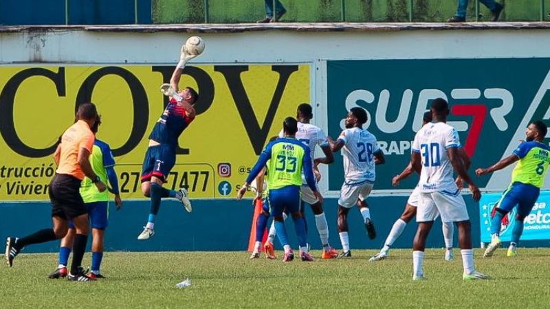 El portero de Potros de Olancho FC, Harold Fonseca, desvía el balón en una de las llegadas de los "jaibos".