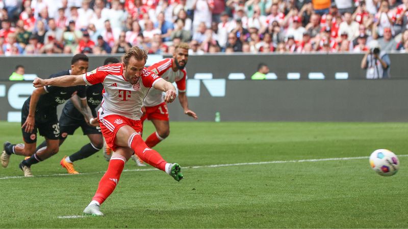 El delantero inglés del Bayern Munich Harry Kane anota el gol 2-1 desde el punto de penalti.