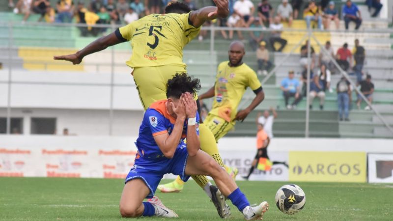 El defensa de Génesis Comayagua, Hilder Colón, le gana el balón al "estudioso", Jefryn Maciías.