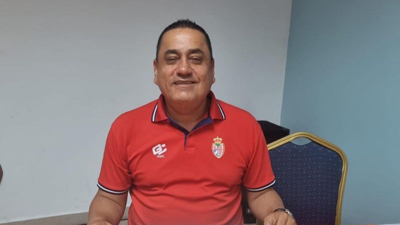 El técnico colombiano de la Real Sociedad, Jhon Jairo López, se retractó de su renuncia y seguirá con el equipo.