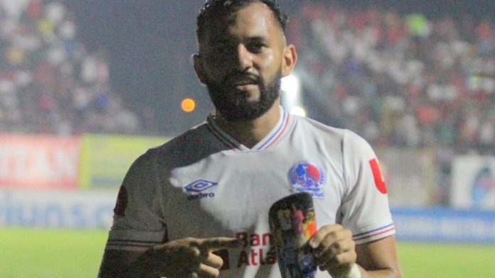 Jorge Álvarez anotó uno de los goles de Olimpia sobre Real Sociedad y lo celebró con dedicatoria.